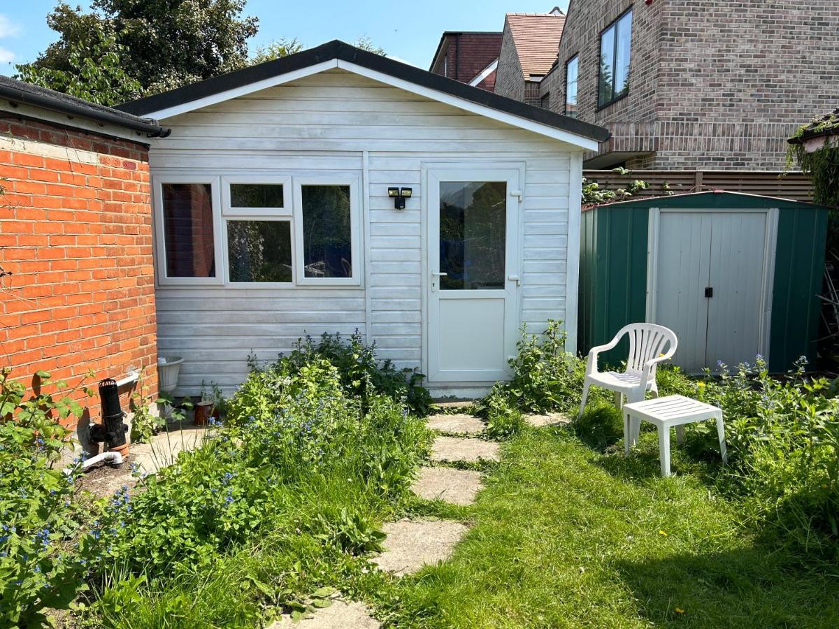 Mini Cabin In A Quiet Area London Bagian luar foto