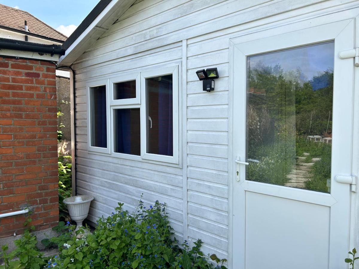 Mini Cabin In A Quiet Area London Bagian luar foto